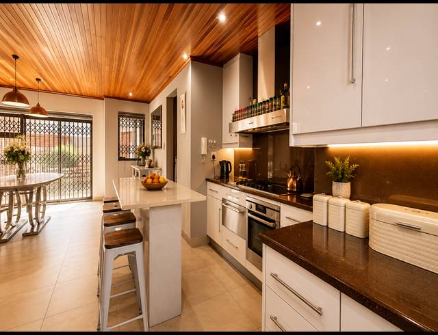 5 BEDROOM HOUSE FOR SALE IN LENASIA